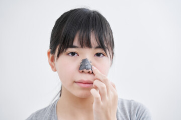 鼻パックを塗る日本人女子中学生