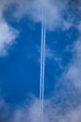 Obraz premium Contrails in the sky