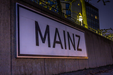 Schild mit der Aufschrift Mainz