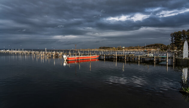 Rotes Boot am Holzsteg