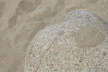 Fototapeta na wymiar 川の砂と大きな石