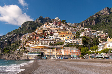 Blick auf den Strand und die Häuser von Positano an der Amalfiküste in Kampanien, Italien