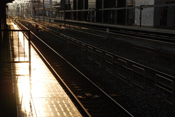 Fototapeta na wymiar 夕日を浴びた駅のホーム