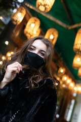 Fototapeta premium Mädchen in Berlin mit Maske 2020