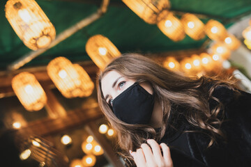 Mädchen in Berlin mit Maske 2020