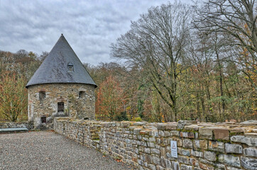 Turm und historische Burgmauer in Velbert Neviges