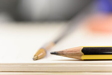 Obraz premium A close up of a yellow and black pencil