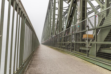 Eisenbahnbrücke in Mainz an einem nebligen Herbstmorgen