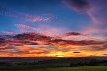 Romantischer Abendhimmel über einer ländlichen Region