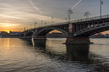 Theodor-Heuss-Brücke über den Rhein in Mainz im Sonnenuntergang
