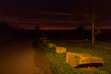 Sonnenaufgang an einem Feldweg im Herbst