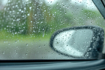 The background of rainwater drops on the glass, the waterless wallpaper on the white surface, is beautiful, according to the changes of the water.