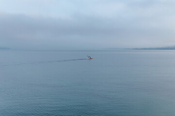 Fototapeta na wymiar Einsamer Paddler auf dem Bodensee