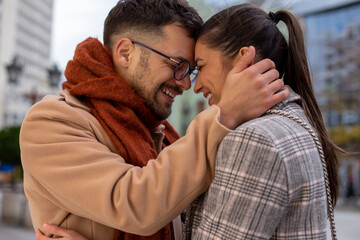 Fototapeta premium A happy couple is hugging on the street. 