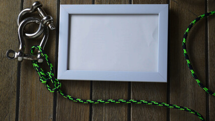 objetos náuticos sobre sobre una cubierta de teca, nudos, anclas y cabos