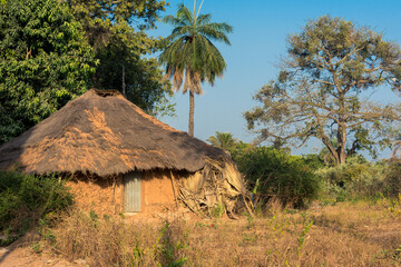 Casa tradicional de adobe, en el pequeño pueblo rural de Kahinda, en la región de Casamance, en el sur del Senegal
