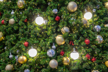 Obraz na płótnie Canvas Many ball and light decoration on christmas tree in celebrate festival. Copy space background
