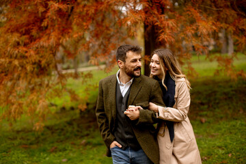 Fototapeta premium Young couple in the autumn park