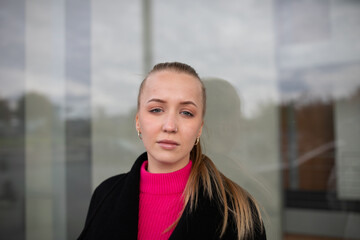 llusioniste Spiele mit Händen von Junger Frau