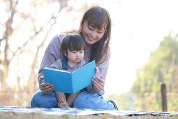 読書する親子
