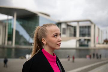 llusioniste Spiele mit Händen von Junger Frau
