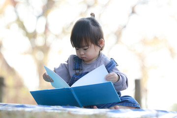 本を読む女の子