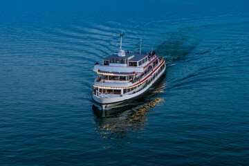 Schiff oder Fähre auf dem Bodensee See am Abend