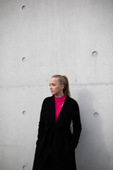 Illusioniste Spiele mit H&auml;nden von Junger Frau