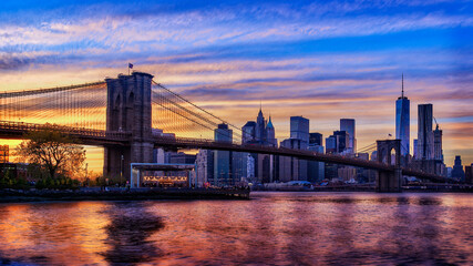 Naklejka premium Brooklyn bridge East river and Manhattan after sunset, New York City