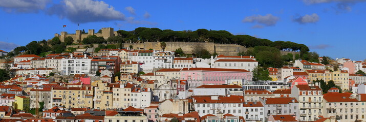 Panoramafoto  von Lissabon mit Burg  Sao Jorge, Portugal