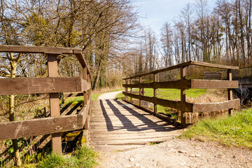 Alte Holzbrücke an einem Waldweg