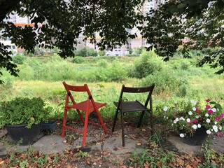 Obraz premium Chairs waiting for tired people who want to rest around construction site