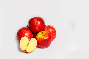 Naklejka na ściany i meble Frische Rote Äpfel auf weißem Hintergrund