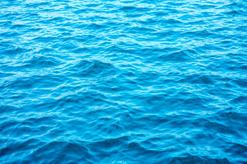 Obraz premium Beautiful closeup view of blue ocean waves background for design or banner website