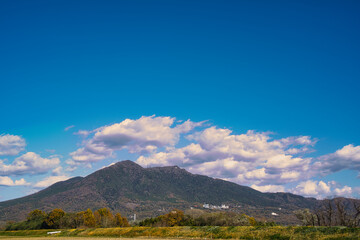 秋空に青い空と雲,筑波山の雄大な景色