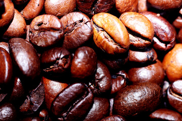 Naklejka premium Roasted coffee beans - close up