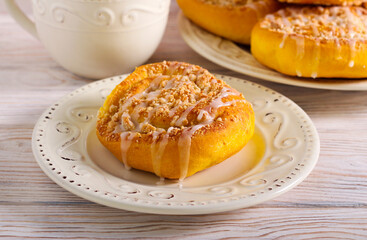 Streusel pumpkin rolls