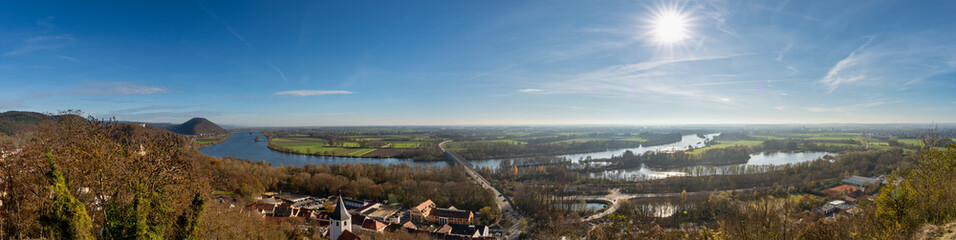 Blick von der Burgruine Donaustauf auf die Donau bei Regensburg | Walhalla | Burg | Panorama