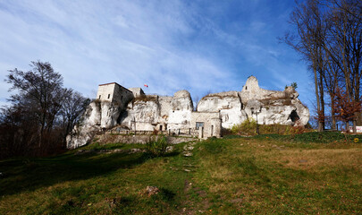 Fototapeta na wymiar Zamek Bąkowiec – pozostałości zamku rycerskiego na Wyżynie Krakowsko-Częstochowskiej