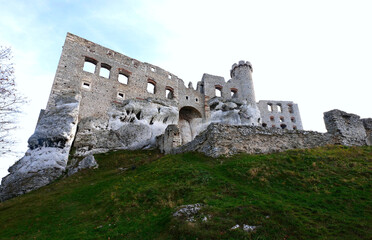 Fototapeta na wymiar Ruiny Zamku Ogrodzieniec – leżącego na Jurze Krakowsko-Częstochowskiej, wybudowanego na skałach wapiennych w systemie tzw. Orlich Gniazd, 