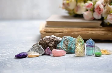 Rugzak edelstenen mineralen voor ontspanning en meditatie. Kristalritueel, ontspannende chakra, helende kristallen. lithotherapie, spirituele oefening, esoterisch, levensbalansconcept © Ju_see