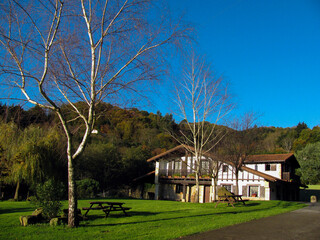 Panorámica de un caserio, construcción típica del País Vasco. Artizarra