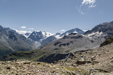 Fototapeta na wymiar Randonnée dans la vallée d'Arolla en Suisse