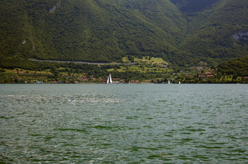 Vele sul lago