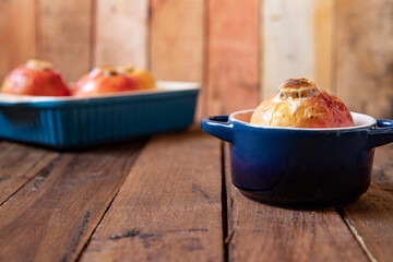 gebackener Bratapfel mit Füllung aus Marzipan, Mandeln, Rosinen und Zimt mit Vanillesoße zur...