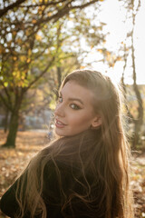 Naklejka premium Frau im Herbst in Berlin