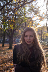 Fototapeta premium Frau im Herbst in Berlin