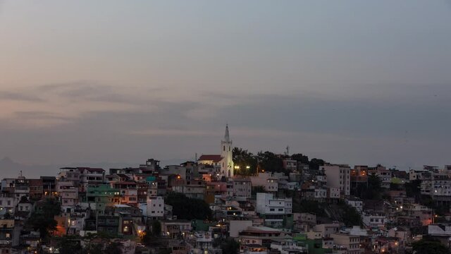 time lapse do dia para noite de uma igreja em cima do morro na região central do Rio de Janeiro.
