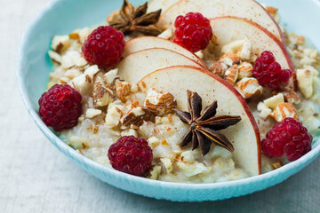Oatmeal porridge with cinnamon, anise and apples