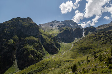Obraz premium Randonnée en été dans la valée d'Arolla en Suisse